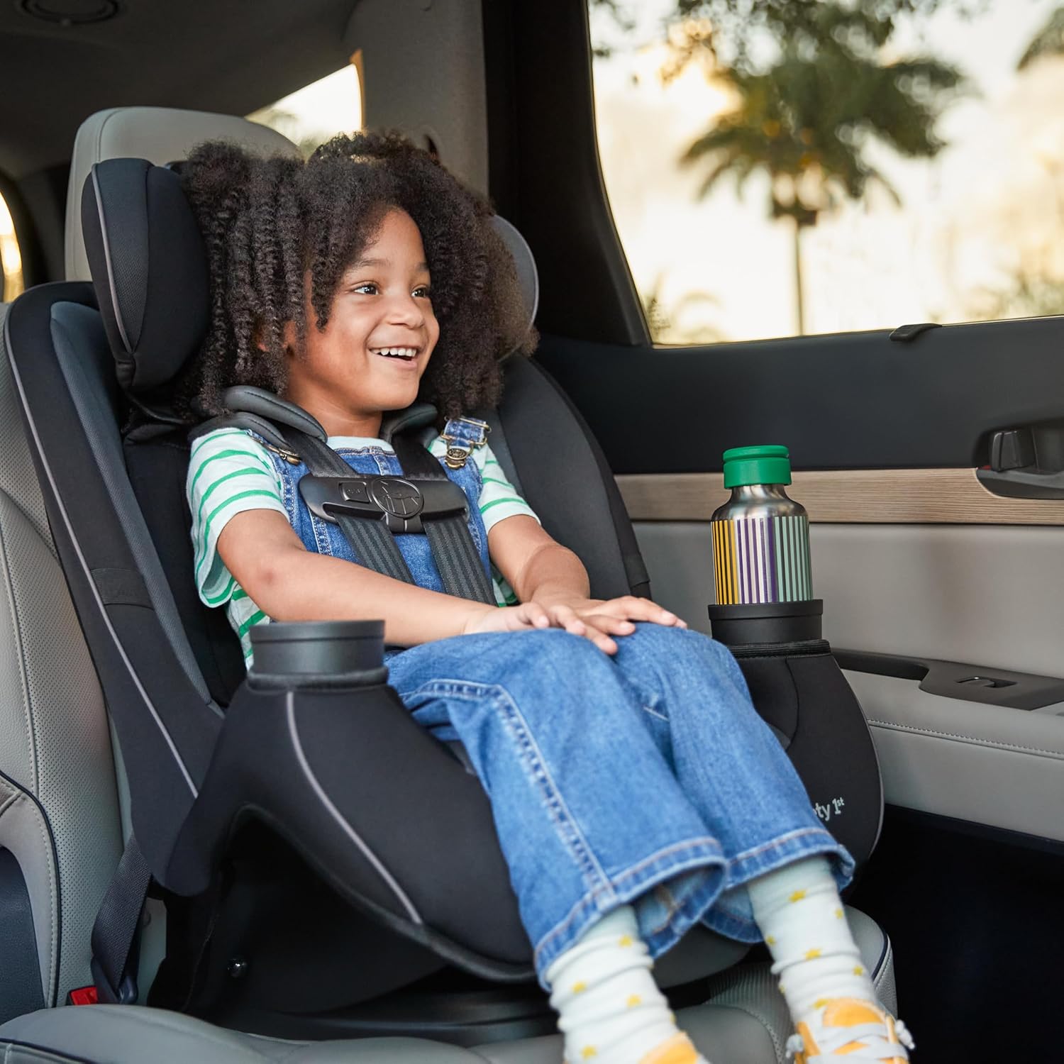 Shows the product in use, demonstrating how it provides a safe and comfortable travel experience for children.