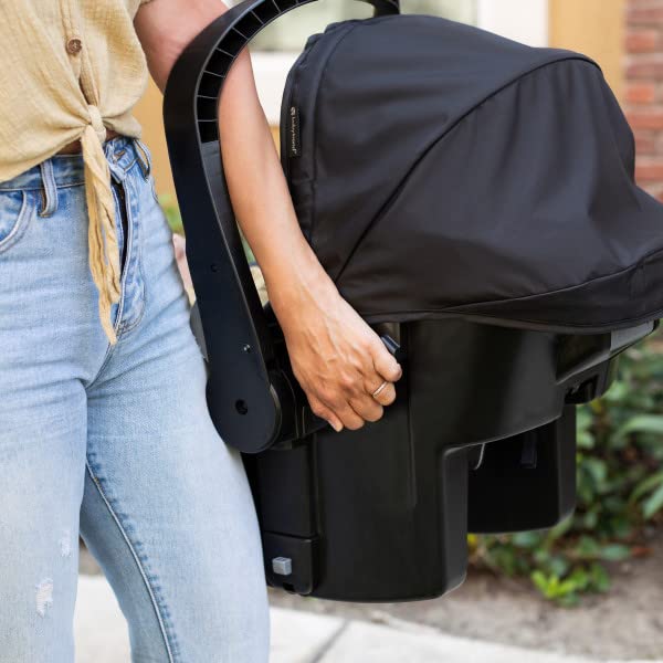 Demonstrates how easily the product can be carried and used in everyday situations, emphasizing its portability and convenience for on-the-go parents.