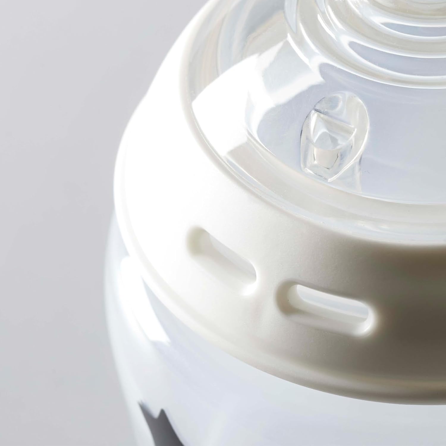 Highlights the product's spill-proof lid design to reassure customers about its leak-resistant capabilities.