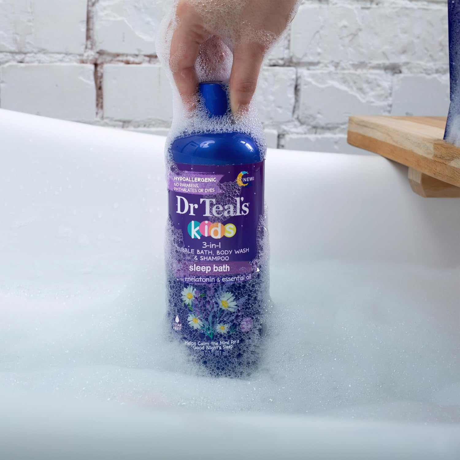 Demonstrates the product's foaming capability, showing how it creates a fun and effective bath experience for kids.