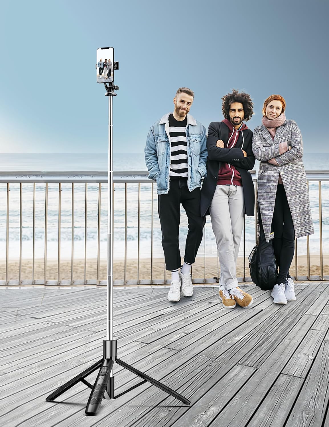 Demonstrates how the product can be used for taking group photos or selfies in various outdoor settings. Shows the product being used in a real-world context, emphasizing its suitability for outdoor…
