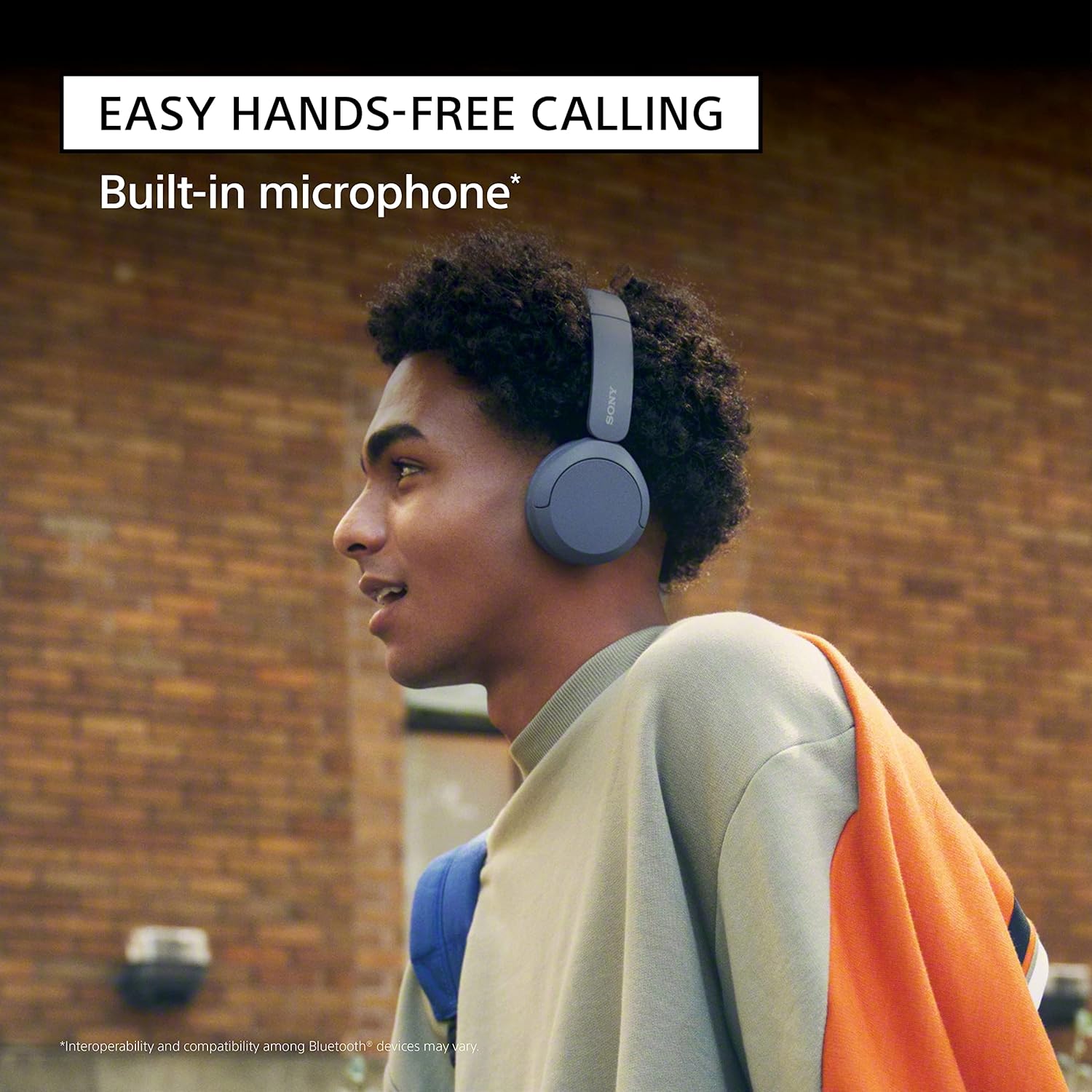 Highlights the headphones' built-in microphone feature, emphasizing the convenience of hands-free calling for users.