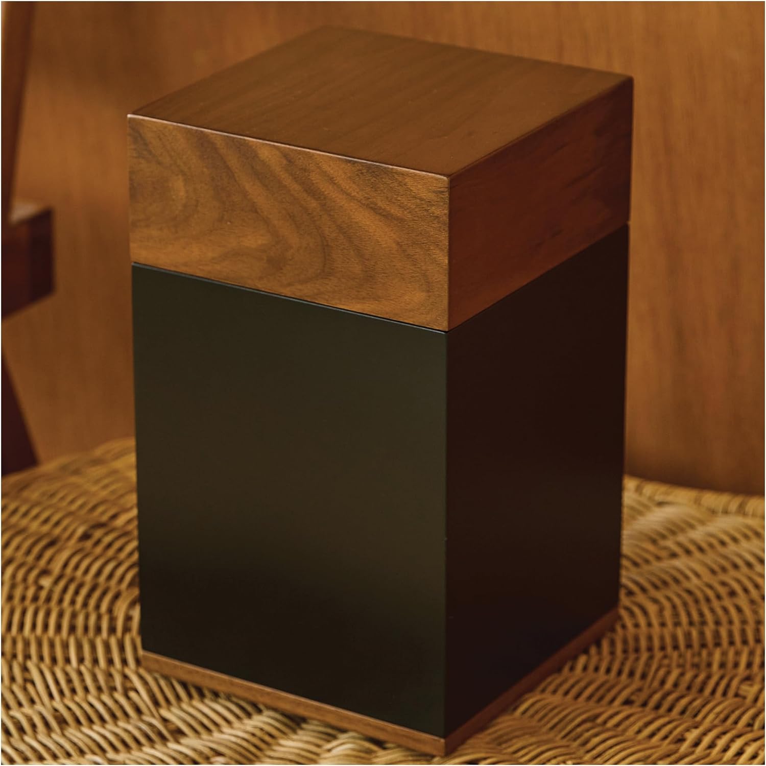 Showcases the high-quality materials and craftsmanship of the product, emphasizing its luxurious and elegant design.