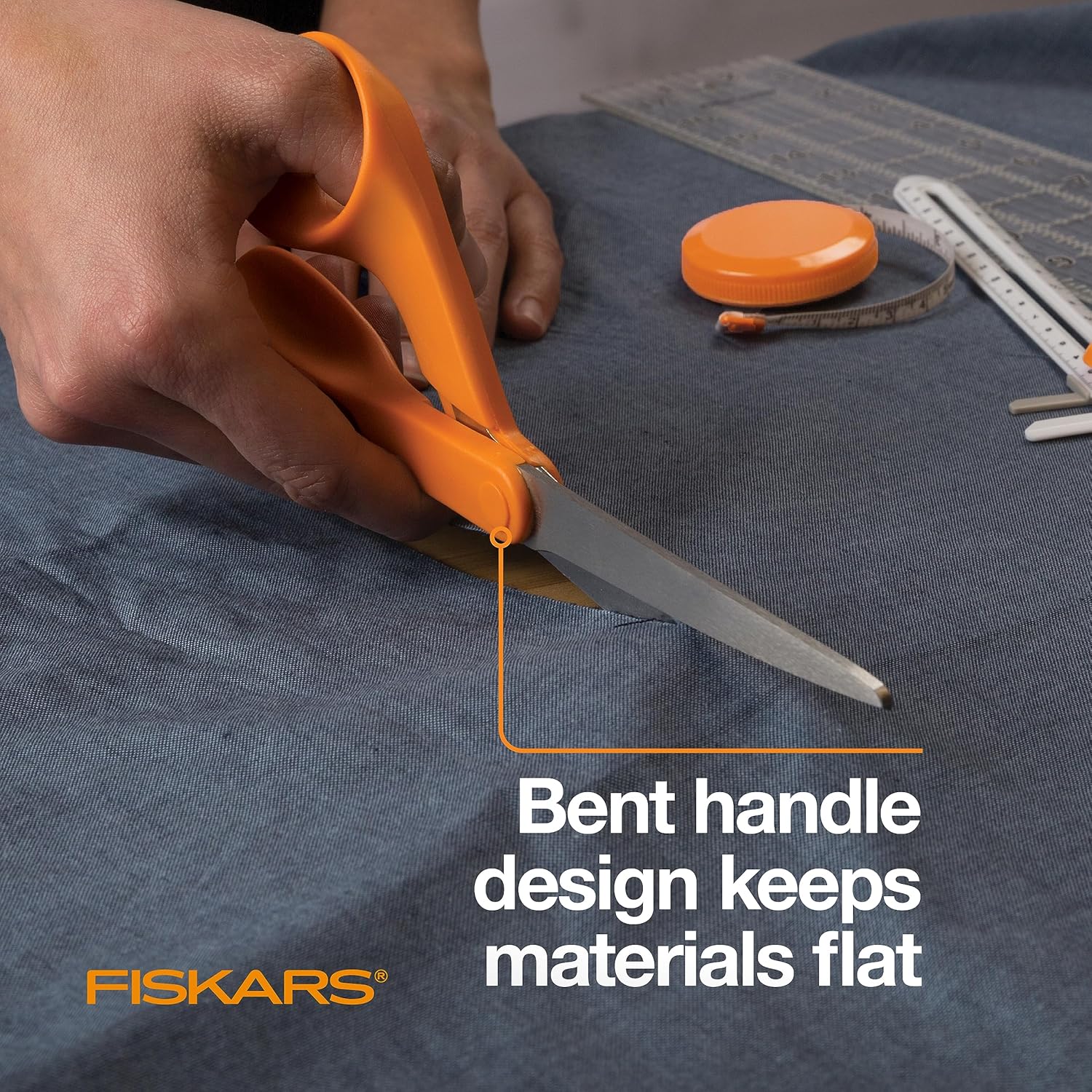 Highlights the scissors' bent handle design that keeps materials flat while cutting, improving precision and ease of use.