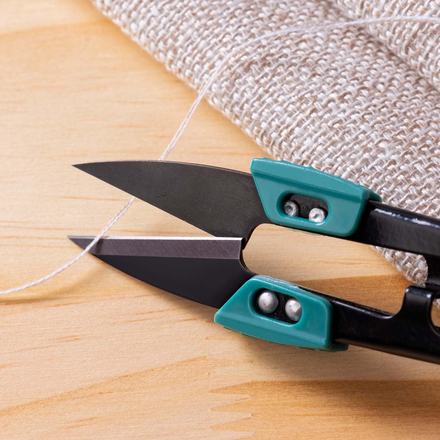 Demonstrates the product's ability to cleanly cut through thin threads, highlighting its sharpness and precision for detailed work.